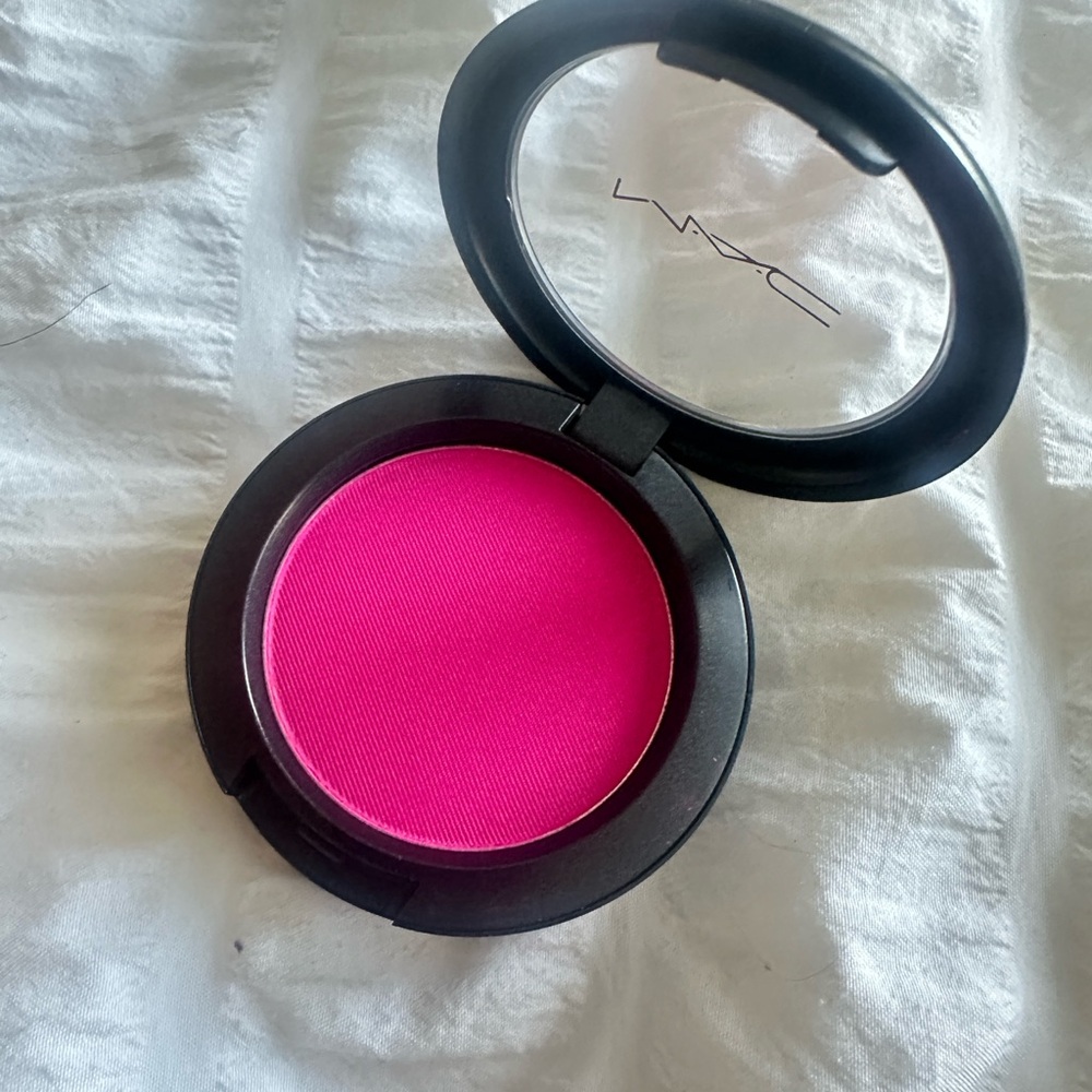 MAC Cosmetics “Full fuchsia” Blush